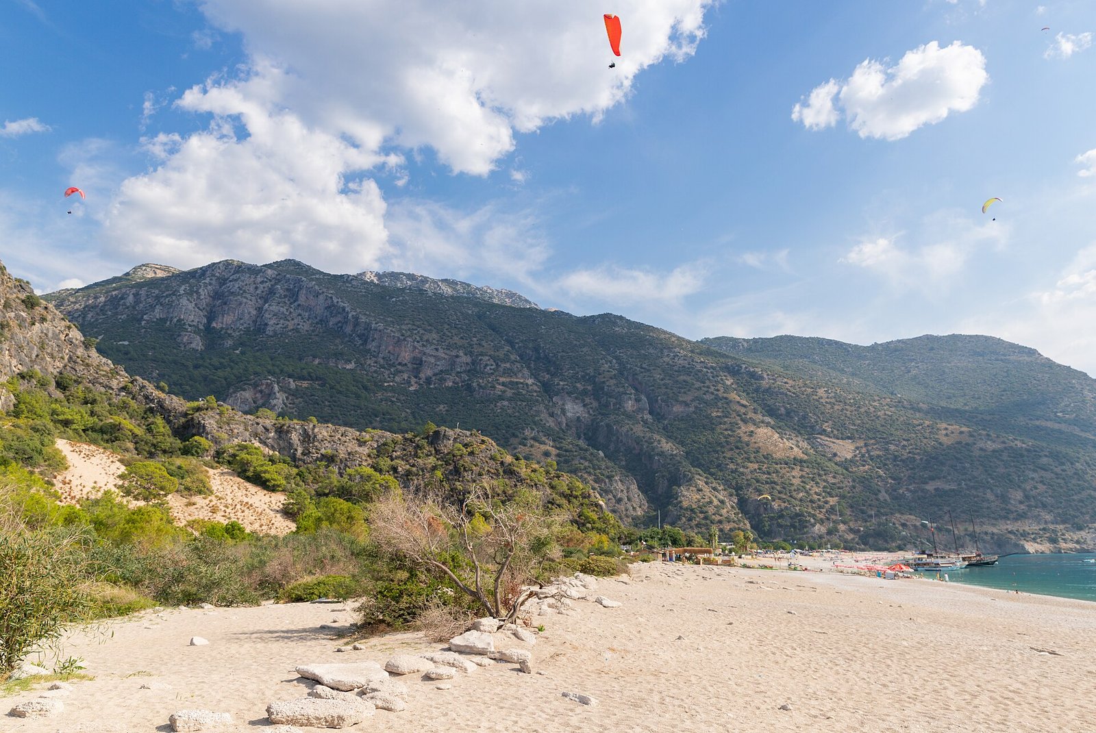The Blue Lagoon and beach at Ölüdeniz below Babadağ